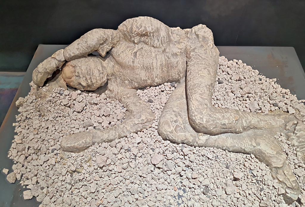 Victim 33. March 2024. The information card describes this as: Cast of “wayfarer” with imprints of lace-up sandals. Copy in resin.
Vittima 33. Marzo 2024. La scheda informativa lo descrive come: Calco di "viandante" con impronte di sandali con lacci. Copia in resina.
Photo courtesy of Giuseppe Ciaramella.