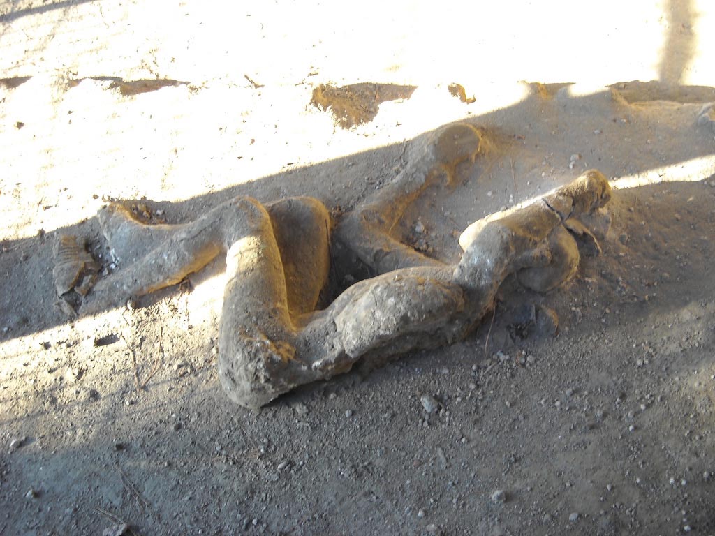 Victim 33. Pompeii, outside Porta Nocera. Rear view of plaster cast of a fourth fleeing victim found in April 1957.
