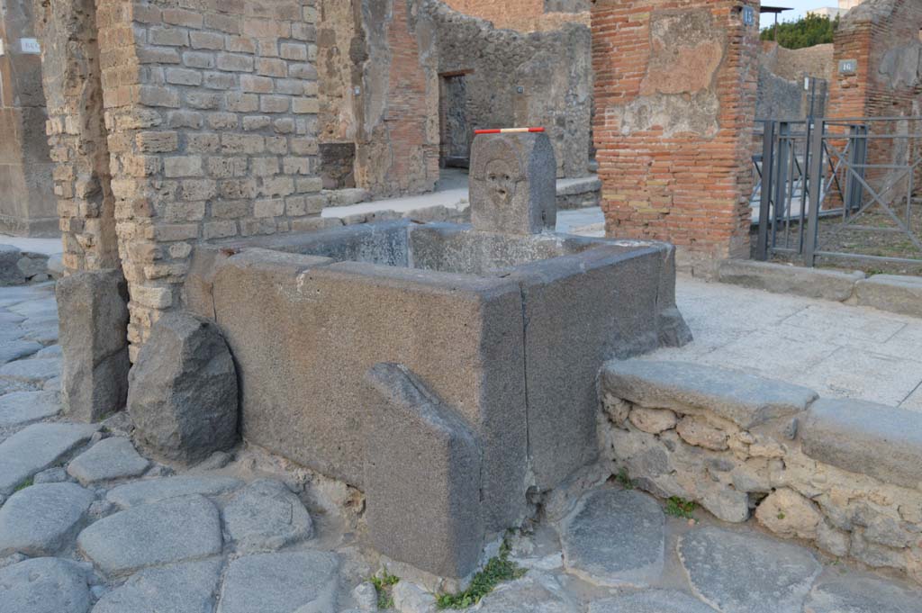 Fountain outside I.4.15 on Via Stabiana. October 2017. Looking north-east across crossroads of Holconius.
Foto Taylor Lauritsen, ERC Grant 681269 DÉCOR.