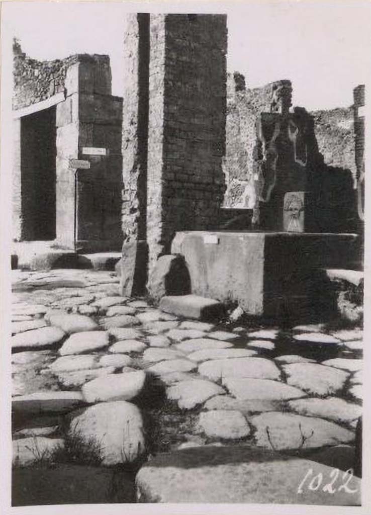 Fountain outside I.4.15 on Via Stabiana. Pre-1943 (possibly 1929?). Looking north-east. Photo by Tatiana Warscher.
See Warscher, T. Codex Topographicus Pompeianus, IX.1. (1943), Swedish Institute, Rome. (no.66).