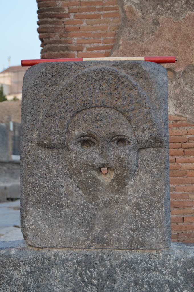 Fountain outside I.4.15 on Via Stabiana. October 2017. Relief of comedy mask.
Foto Taylor Lauritsen, ERC Grant 681269 DÉCOR.