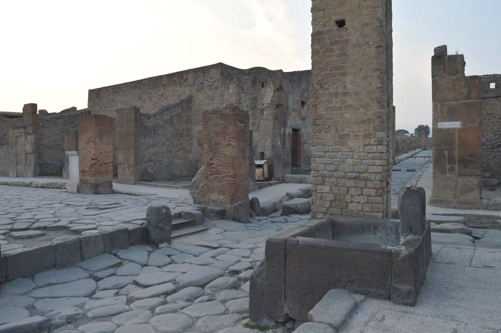 Fountain outside I.4.15 on Via Stabiana. October 2017. Looking north-west to crossroads
Foto Taylor Lauritsen, ERC Grant 681269 DÉCOR.