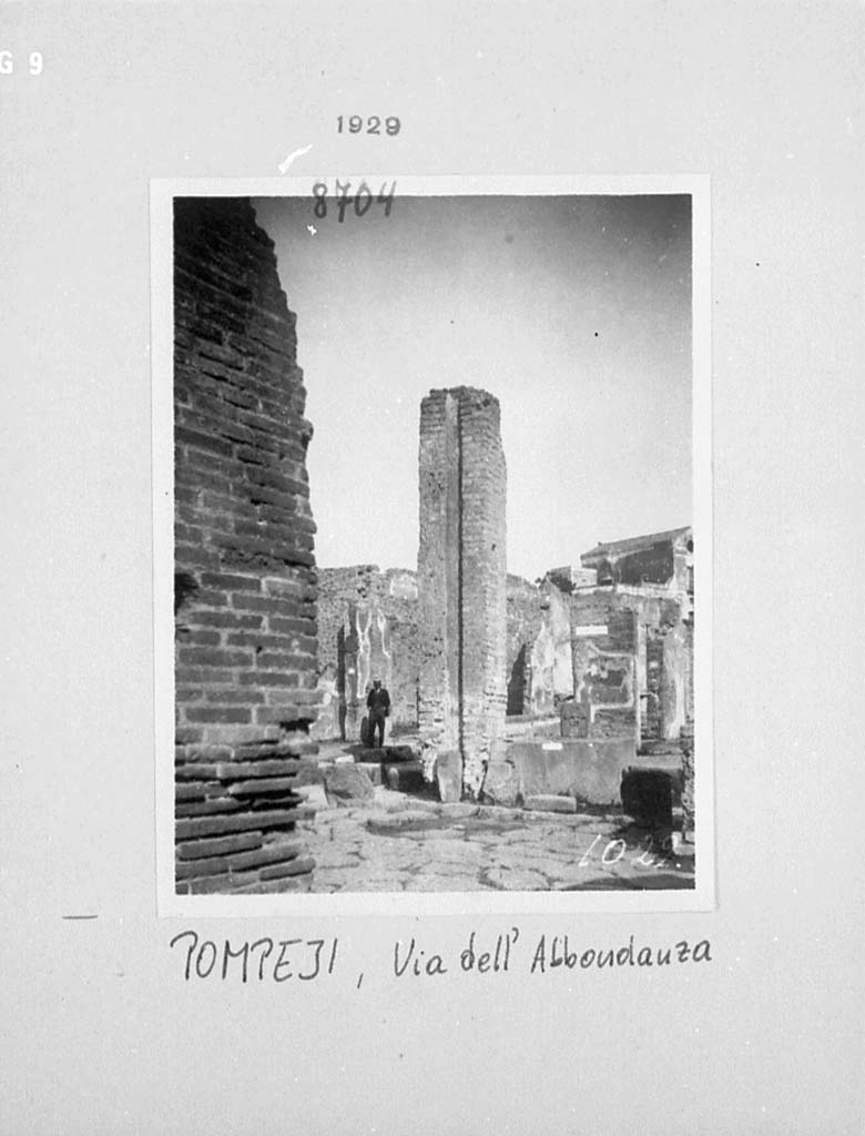 Fountain outside I.4.15 on Via Stabiana. 1929. Looking north-east across crossroads of Holconius. 
Photo by Tatiana Warscher. 
DAIR 29.8704. Photo © Deutsches Archäologisches Institut, Abteilung Rom, Arkiv.