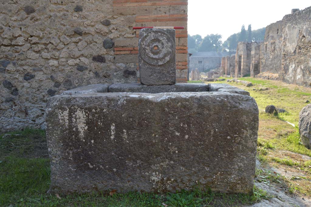 Fountain at 1.5.2, Pompeii. October 2017. East front side of fountain.
Foto Taylor Lauritsen, ERC Grant 681269 DÉCOR.