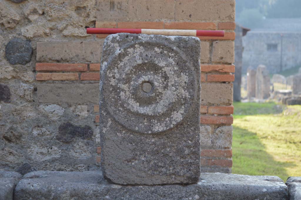 Fountain at 1.5.2, Pompeii. October 2017. Fountain head with relief of “patera” or plate
Foto Taylor Lauritsen, ERC Grant 681269 DÉCOR.