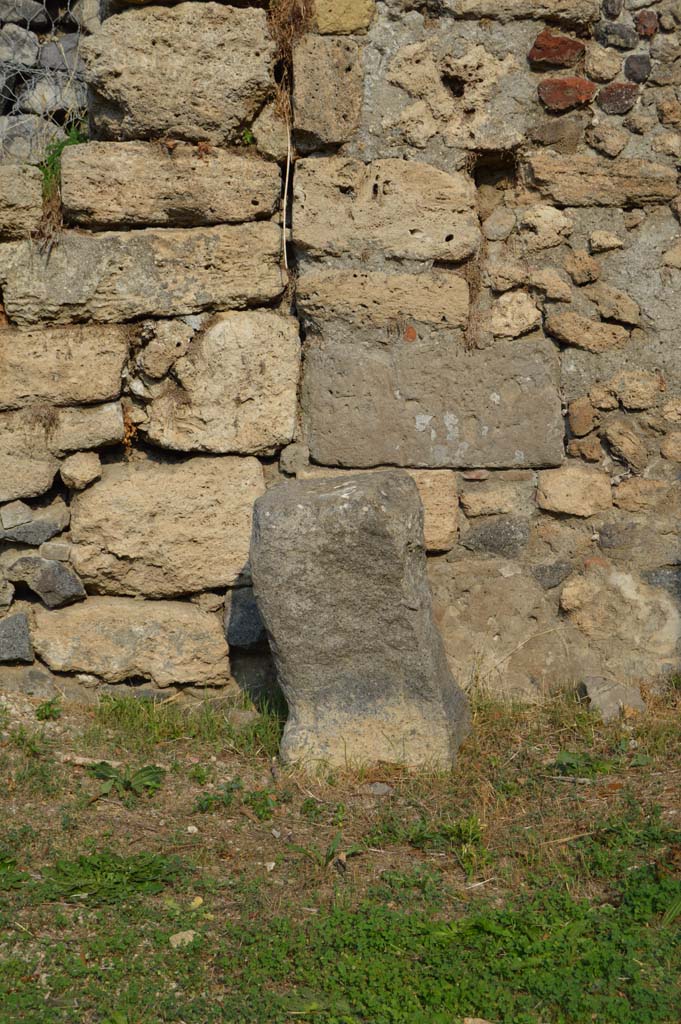 Fountain at 1.5.2, Pompeii. October 2017. Stone in road on east side of Vicolo del Citarista opposite the fountain.
Foto Taylor Lauritsen, ERC Grant 681269 DÉCOR.