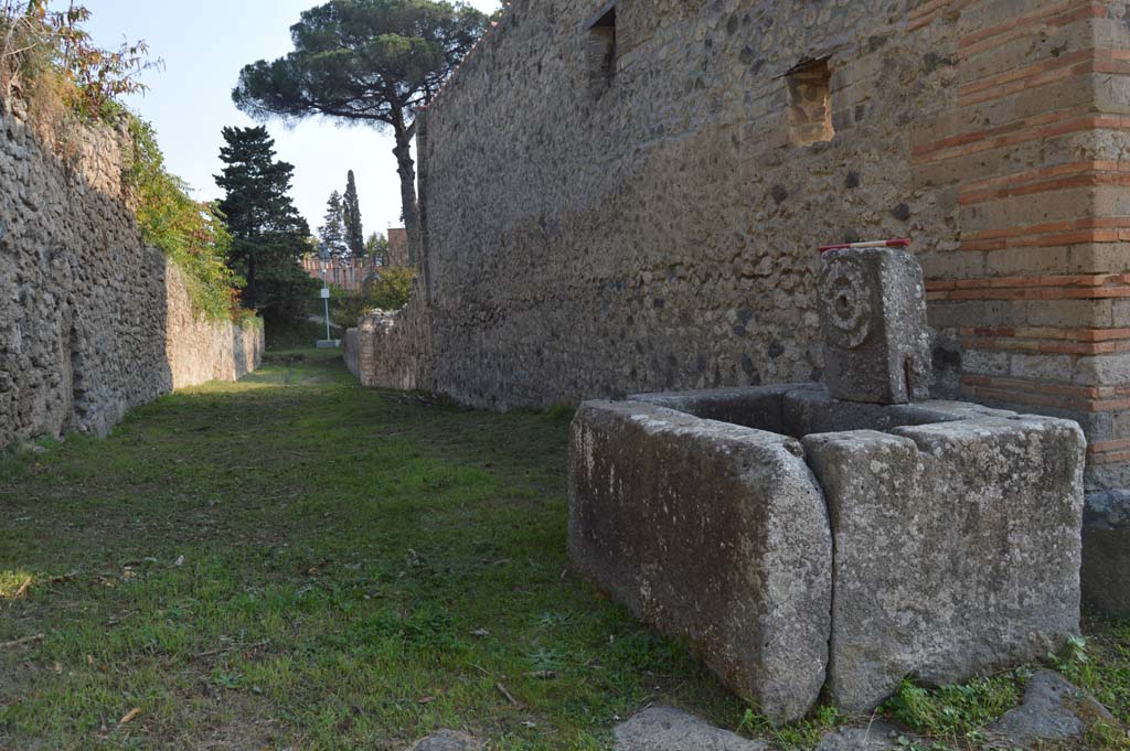 Fountain at 1.5.2, Pompeii. October 2017. Fountain looking south on Vicolo del Citarista.
Foto Taylor Lauritsen, ERC Grant 681269 DÉCOR.