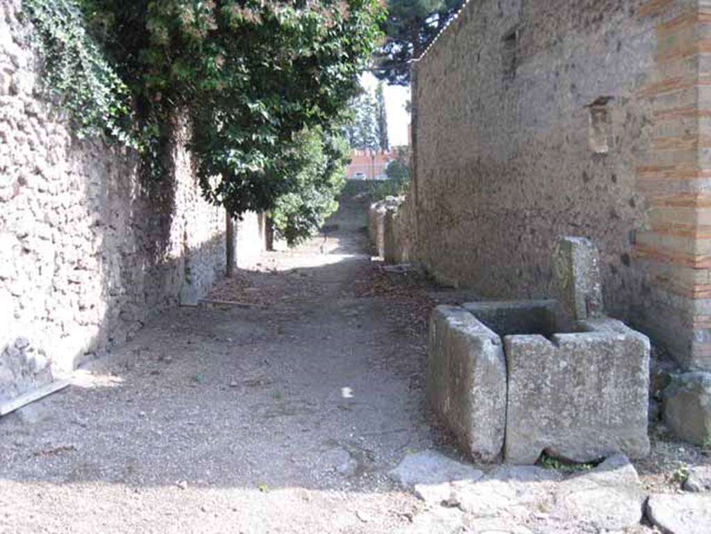 Fountain on corner of Vicolo del Citarista and Vicolo del Conciapelle. Seotember 2010.  
Looking south to city walls. Photo courtesy of Drew Baker.