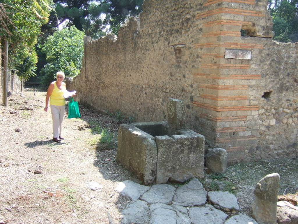 Fountain outside I.5.2, Pompeii. September 2005. 
Looking south-west from stone in road on west side of Vicolo del Citarista and south side of Vicolo del Conciapelle.