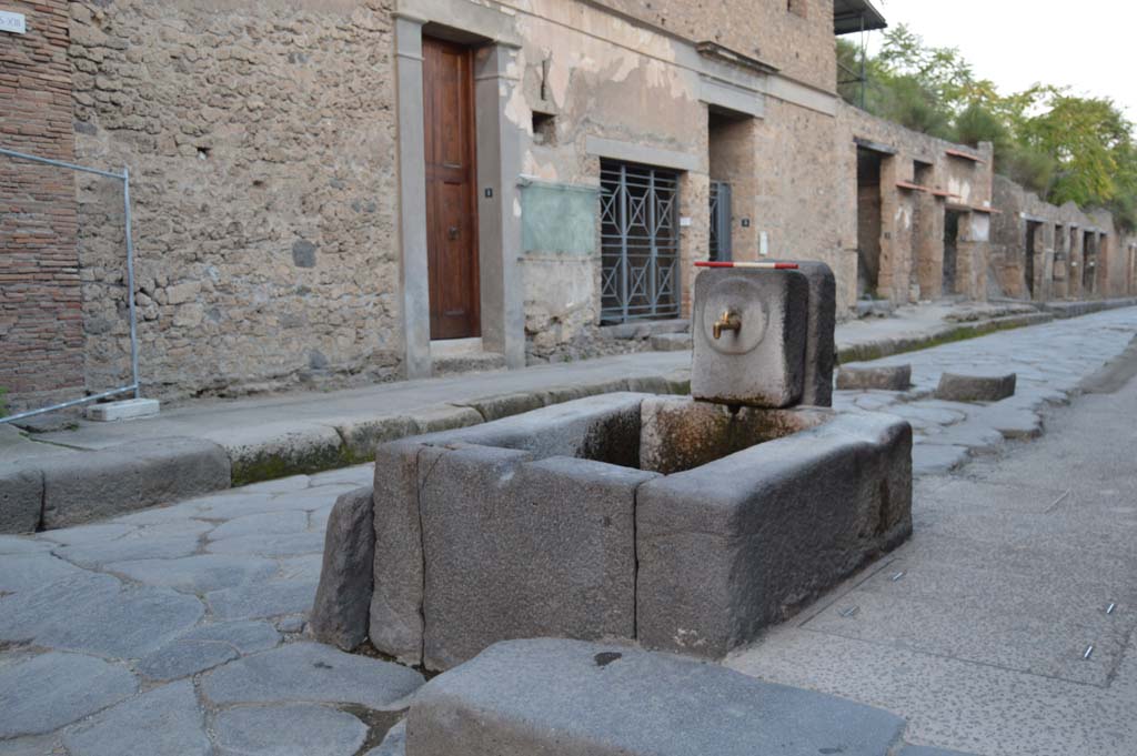 Fountain outside I.9.1 on Via dell’ Abbondanza. October 2018. West and south sides of fountain.
Foto Taylor Lauritsen, ERC Grant 681269 DÉCOR.