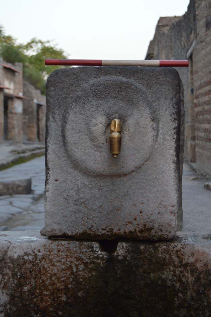 Fountain outside I.9.1 on Via dell’ Abbondanza. October 2018. 
Fountain head with relief of “patera” or plate on pilaster
Foto Taylor Lauritsen, ERC Grant 681269 DÉCOR.