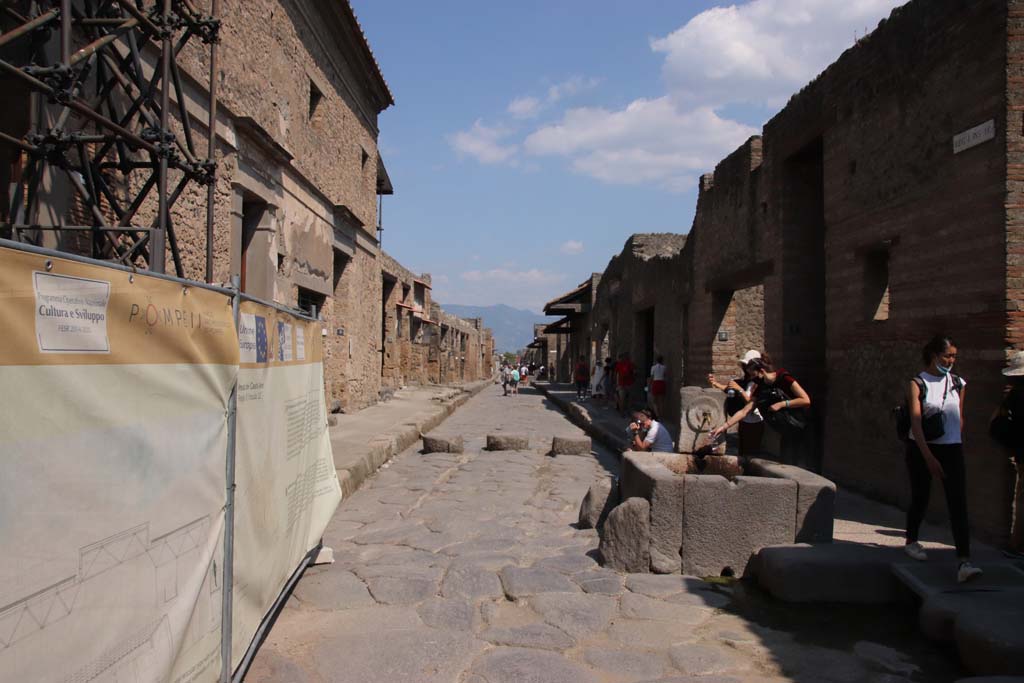 Fountain outside I.9.1 on Via dell’ Abbondanza. September 2021. Looking east. Photo courtesy of Klaus Heese.