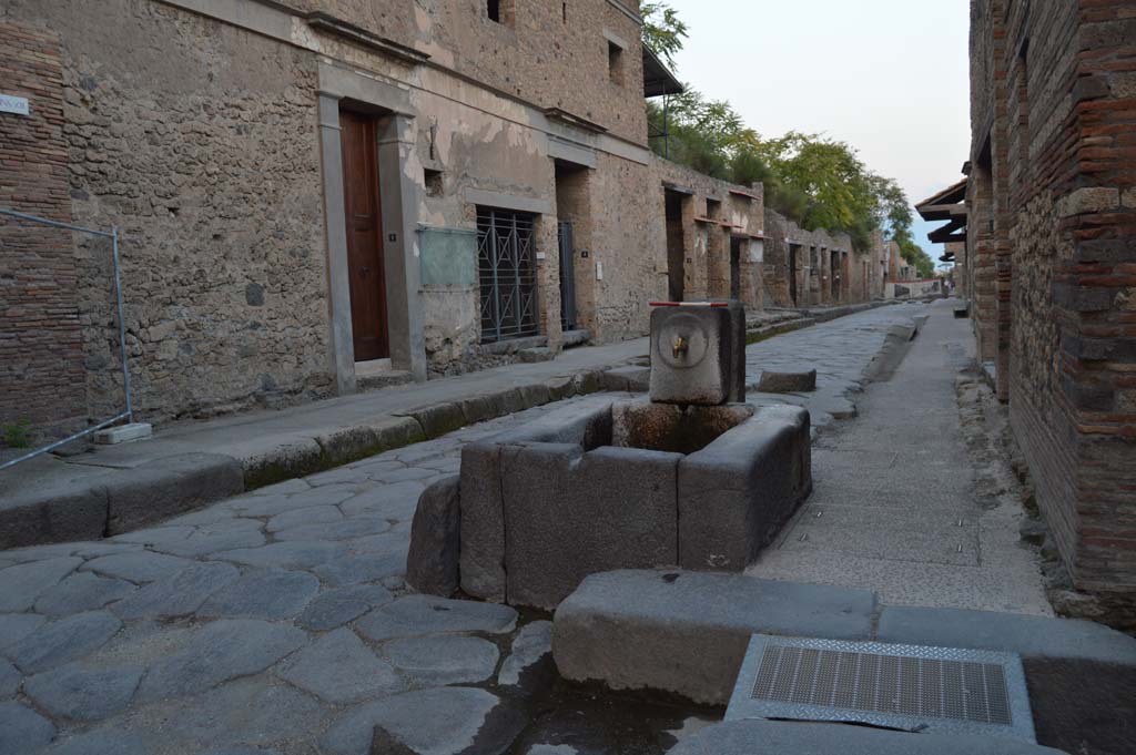 Fountain outside I.9.1 on Via dell’ Abbondanza. October 2018. Looking east.
Foto Taylor Lauritsen, ERC Grant 681269 DÉCOR.
