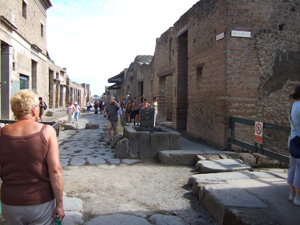 Fountain outside I.9.1 on Via dell’ Abbondanza. September 2005. Looking east.