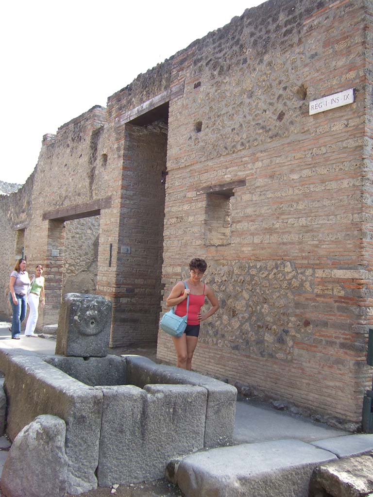Fountain outside I.9.1 on Via dell’ Abbondanza. September 2005. East side.