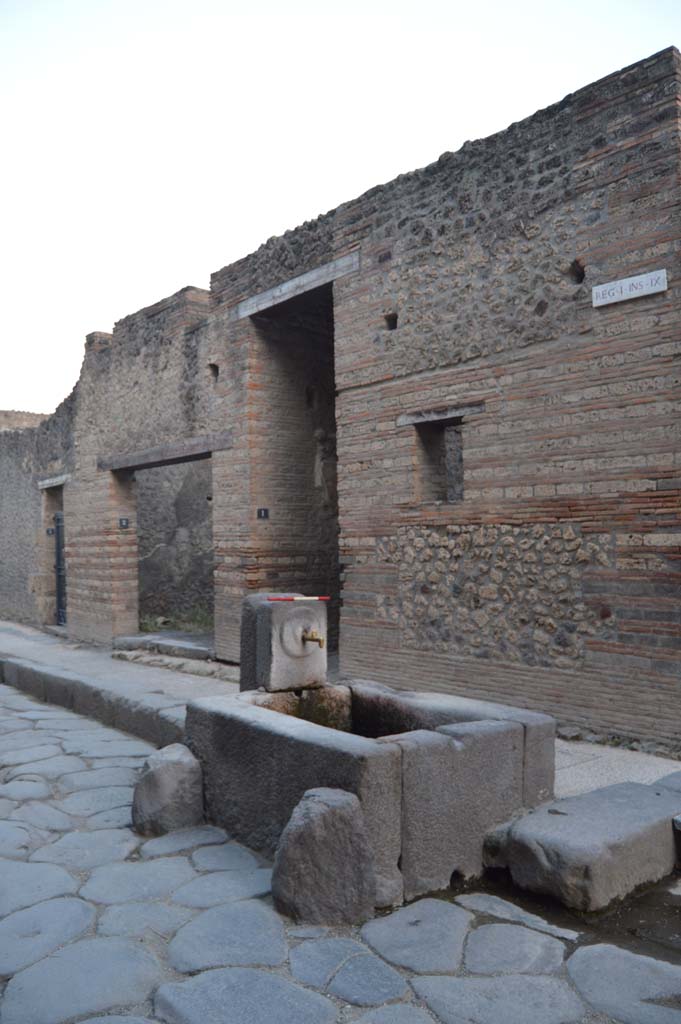 Fountain outside I.9.1 on Via dell’ Abbondanza. October 2018. North and west sides.
Foto Taylor Lauritsen, ERC Grant 681269 DÉCOR.