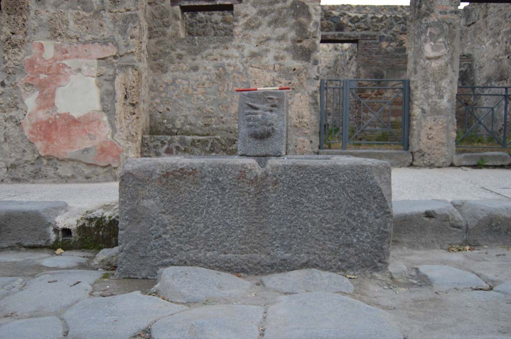 Fountain outside I.12.2 on Via dell’ Abbondanza. October 2018. Fountain with relief of Satyr on rock-fountain or water source.
Foto Taylor Lauritsen, ERC Grant 681269 DÉCOR.