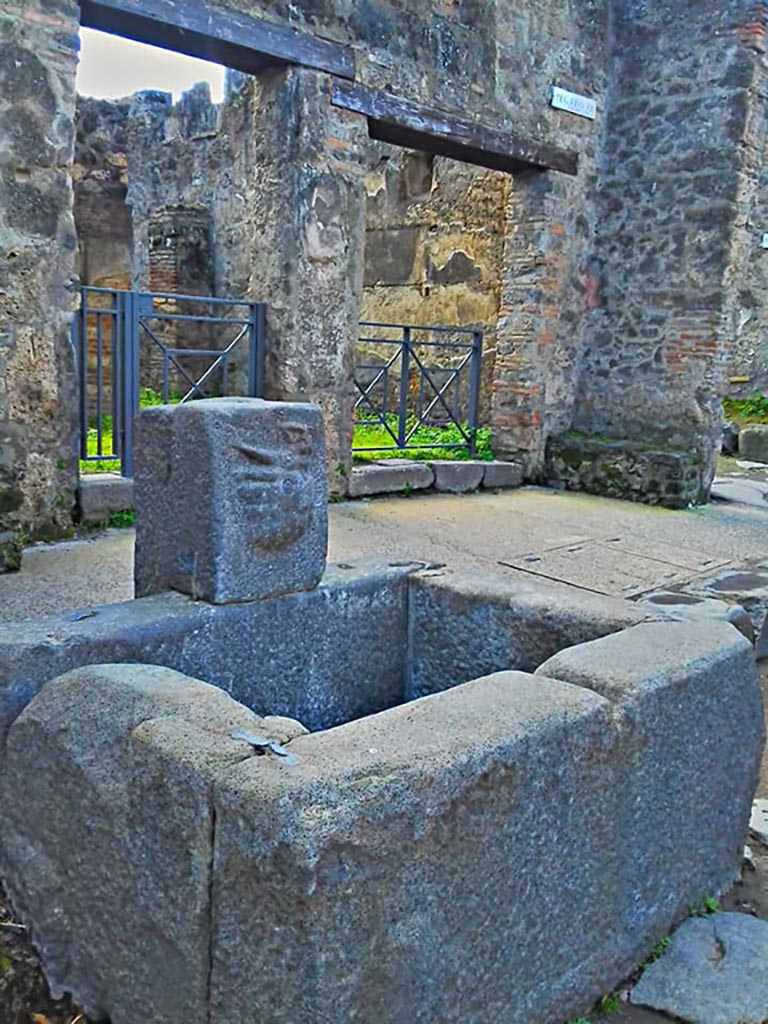 Fountain outside I.12.2 on Via dell’ Abbondanza. 2017/2018/2019.
Looking south-west across fountain towards I.12.2 and I.12.1. Photo courtesy of Giuseppe Ciaramella.