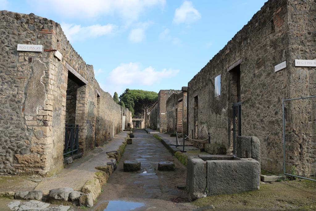 Fountain outside I.16.4 Pompeii. December 2018. Via di Castricio.
Looking east between I.11 and I.16 from junction with unnamed vicolo, on left and right. Photo courtesy of Aude Durand.