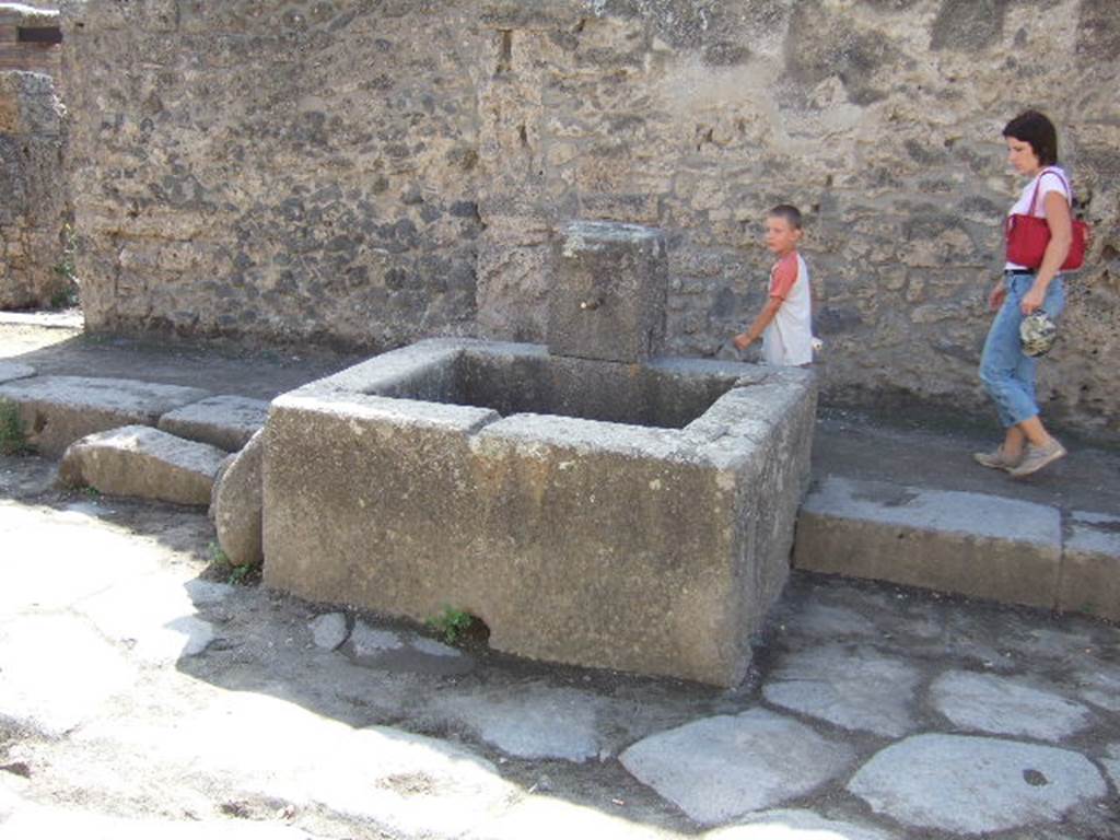 Fountain on Via dell’ Abbondanza between II.1.2 and II.1.3. September 2005. Looking south.