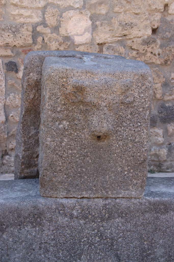 Fountain on Via dell’ Abbondanza between II.1.2 and II.1.3. September 2017. Looking south.
Photo courtesy of Klaus Heese.