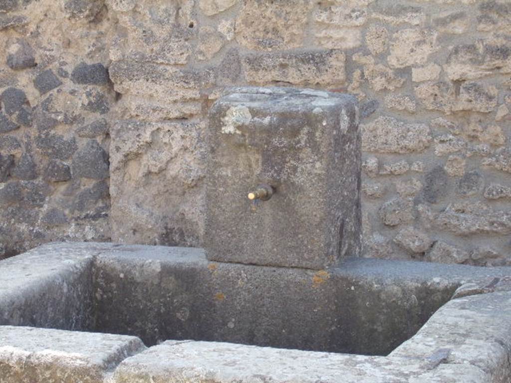 Fountain on Via dell’ Abbondanza between II.1.2 and II.1.3. September 2005. Looking south.