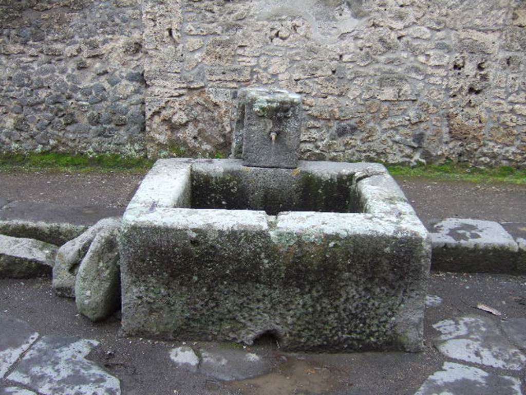 Fountain on Via dell’ Abbondanza between II.1.2 and II.1.3. December 2005. Looking south.