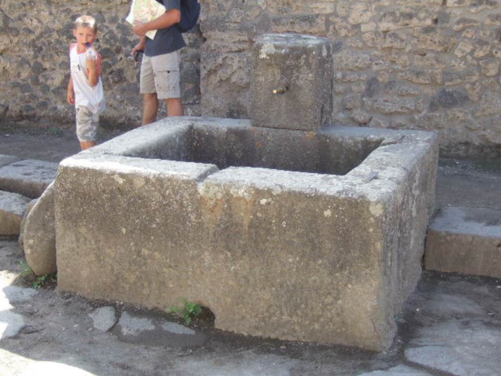 Fountain on Via dell’Abbondanza between II.1.2 and II.1.3