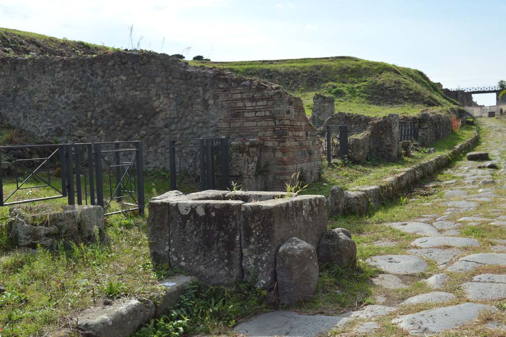 Fountain III.11.1 Pompeii. October 2018. Fountain and altar on Via di Nola.
Foto Taylor Lauritsen, ERC Grant 681269 DÉCOR.