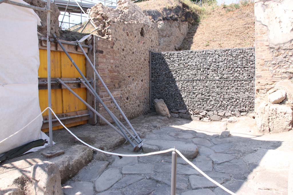 V.8, Pompeii, on right. On the left is V.7. September 2021. 
Looking north from junction with Vicolo delle Nozze d’Argento, towards blocked continuation of Vicolo dei Balconi. Photo courtesy of Klaus Heese.