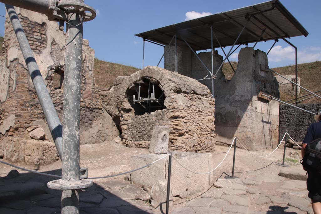 Pompeii Fountain at V.8. September 2021. 
Fountain, Well, Water Tower and street shrine, at crossroads of Vicolo delle Nozze d’Argento and Vicolo dei Balconi. Photo courtesy of Klaus Heese.