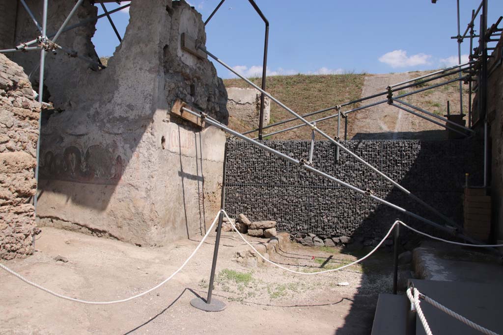 V.8, Pompeii, on left. On the right is V.3. September 2021. 
Looking east from junction with Vicolo dei Balconi, towards blocked continuation of Vicolo delle Nozze d’Argento. Photo courtesy of Klaus Heese.
