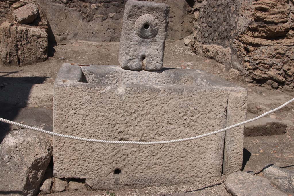 Fountain at V.8, Pompeii. September 2021. 
Looking north to fountain on north side of Vicolo delle Nozze d'Argento. Photo courtesy of Klaus Heese.
