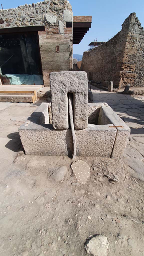 Fountain at V.8, Pompeii. August 2021.
Looking south from rear of fountain, at crossroads of Vicolo delle Nozze d'Argento, left to right, and Vicolo dei Balconi, centre right.
Foto Annette Haug, ERC Grant 681269 DÉCOR.
