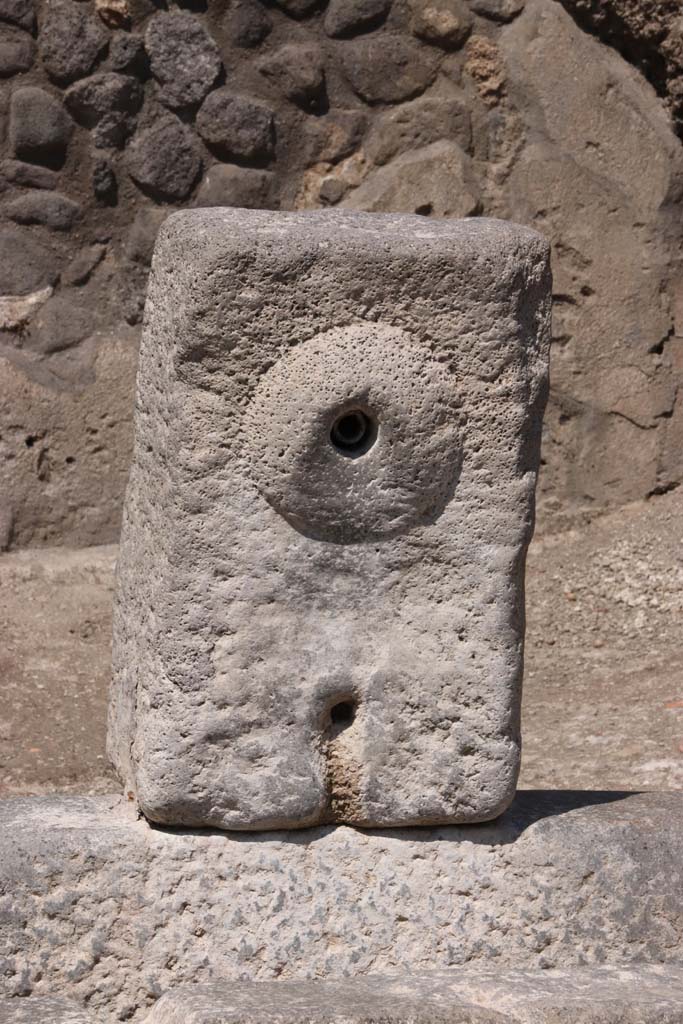 Fountain at V.8, Pompeii. September 2021. 
Looking north to fountain with crescent shaped relief, on north side of Vicolo delle Nozze d'Argento. 
Photo courtesy of Klaus Heese.