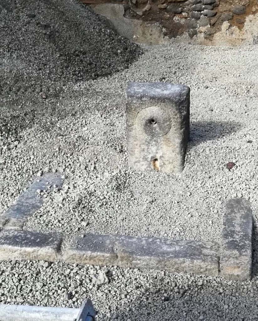 Pompeii Fountain at V.8 during excavation.
Fontana di Pompei a V.8 durante lo scavo.
Photograph © Parco Archeologico di Pompei.