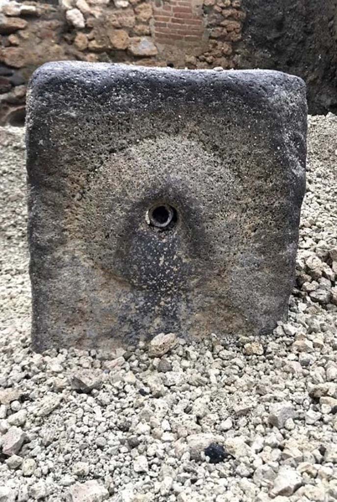 Pompeii Fountain at V.8 during excavation, showing crescent shaped fountain relief.
Fontana di Pompei a V.8 durante lo scavo, mostrando rilievo fontana a forma di mezzaluna.
Photograph © Parco Archeologico di Pompei.