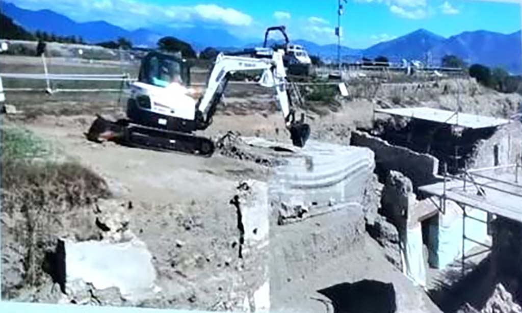 Pompei V.8. Quadrivio con torre d’acqua, pozzo-cisterna e fontana durante lo scavo. L'angolo nord-est del V.3 è a destra
Pompeii V.8. Quadrivio with water tower, well/cistern and fountain during excavation. The north-east corner of V.3 is to the right
Photograph © Parco Archeologico di Pompei.