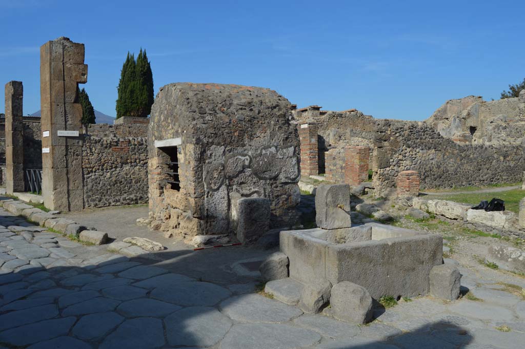 Pompeii Fountain at VI.1.19, October 2017. 
Looking north-east on Via Consolare, towards well, street shrine and fountain, at junction with Vicolo di Narciso.
Foto Taylor Lauritsen, ERC Grant 681269 DÉCOR.