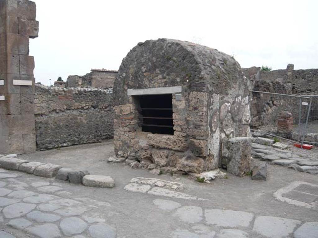 Pompeii Fountain at VI.1.19 Pompeii. May 2012. Public well, with street shrine on its south side (on right).
Photo courtesy of Buzz Ferebee.