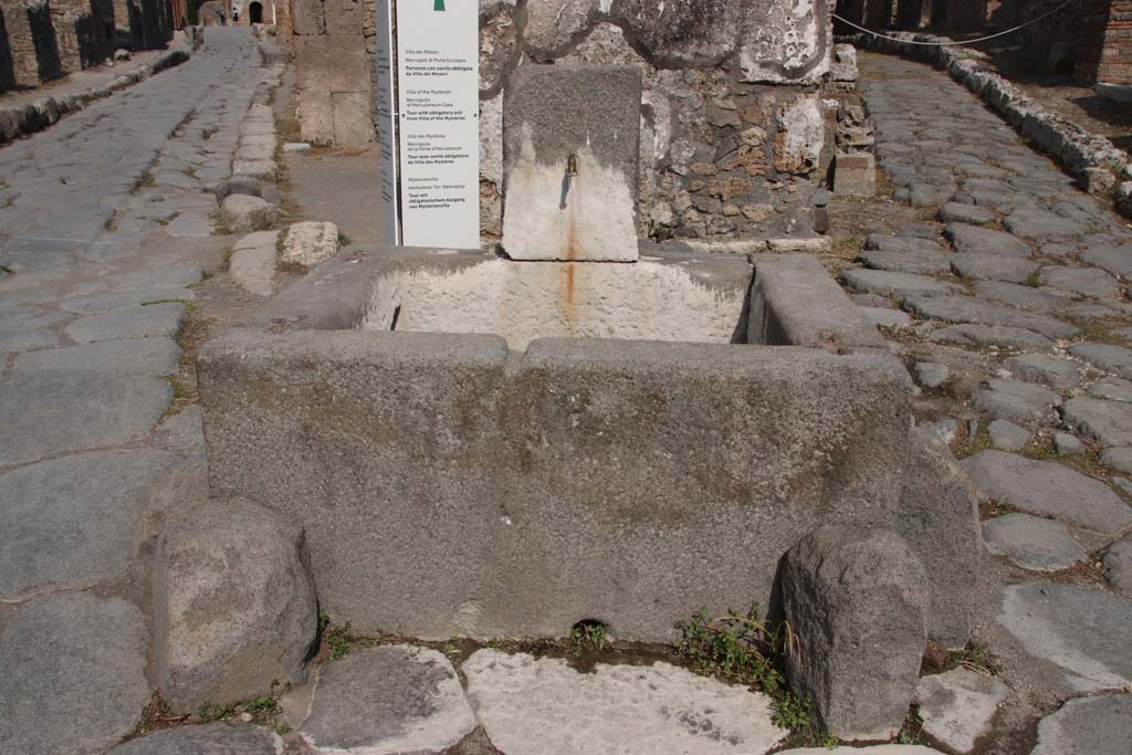Pompeii Fountain at VI.1.19. September 2021.  
Looking north at junction of Via Consolare, on left, and Vicolo di Narcisso, on right. Photo courtesy of Klaus Heese.