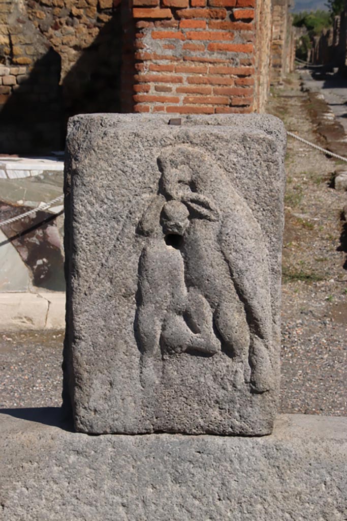 Fountain outside VI.3.20, Pompeii. May 2024. Looking north.
Relief on pilaster of fountain of an eagle holding a hare in its talons. Photo courtesy of Klaus Heese.