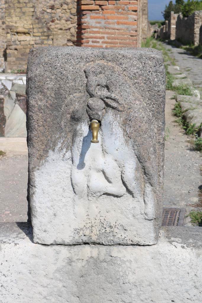 Fountain outside VI.3.20. December 2018.  
Relief on pilaster of fountain of an eagle holding a hare in its talons. Photo courtesy of Aude Durand.
