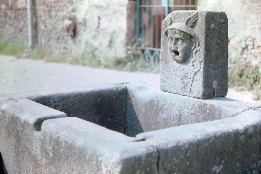 Via Mercurio, Pompeii, 8th August 1976. Fountain of Mercury, looking south.
Photo courtesy of Rick Bauer, from Dr George Fay’s slides collection.