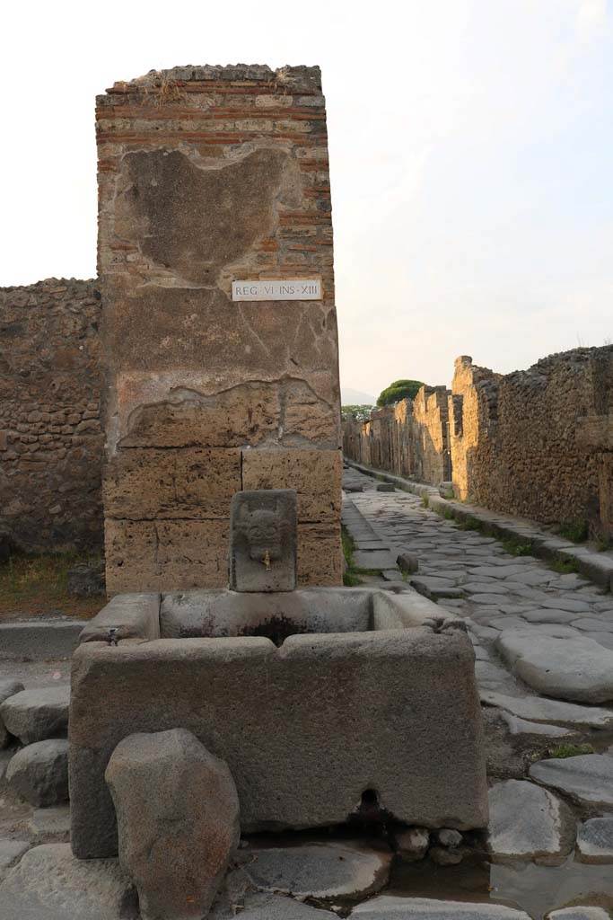Fountain outside VI.13.7, Pompeii. December 2018.
Looking north on Via della Fortuna, with Vicolo dei Vettii, on right. Photo courtesy of Aude Durand.