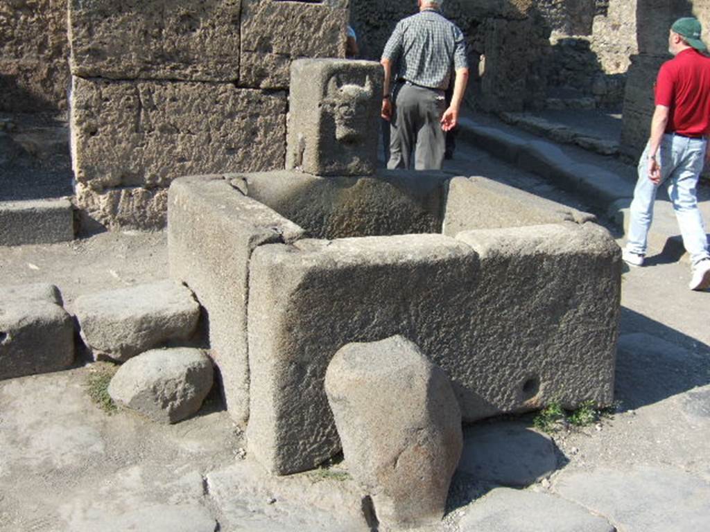 Fountain outside VI.13.7. September 2005. Looking north.