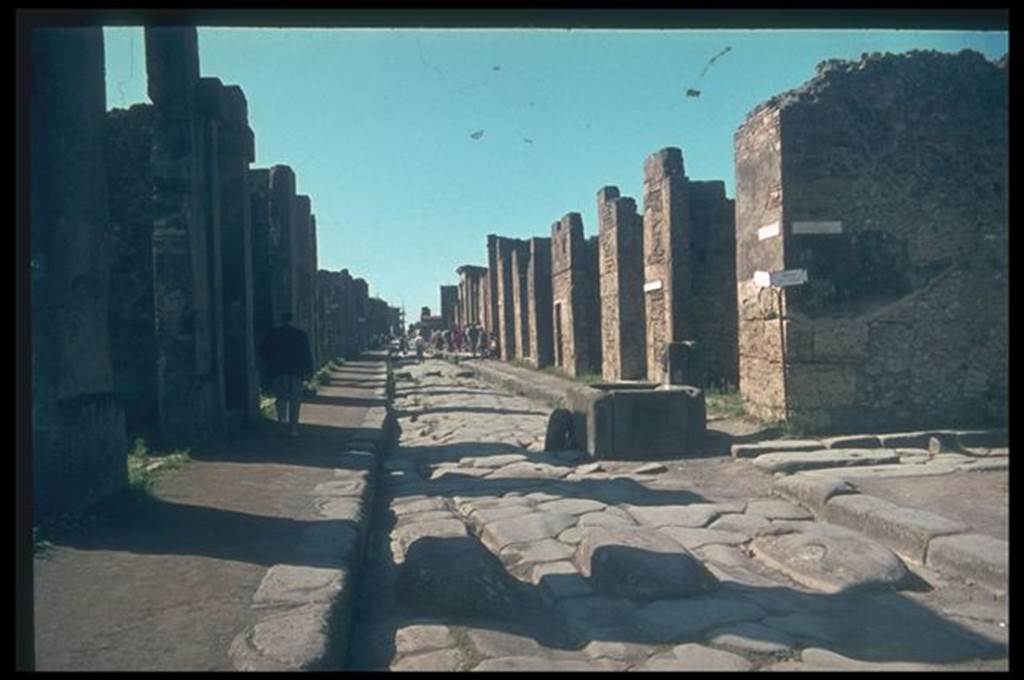 Fountain outside VI.13.7. Via della Fortuna between VII.4 and VI.13. Looking west towards fountain and junction with Vicolo dei Vettii.
Photographed 1970-79 by Günther Einhorn, picture courtesy of his son Ralf Einhorn.