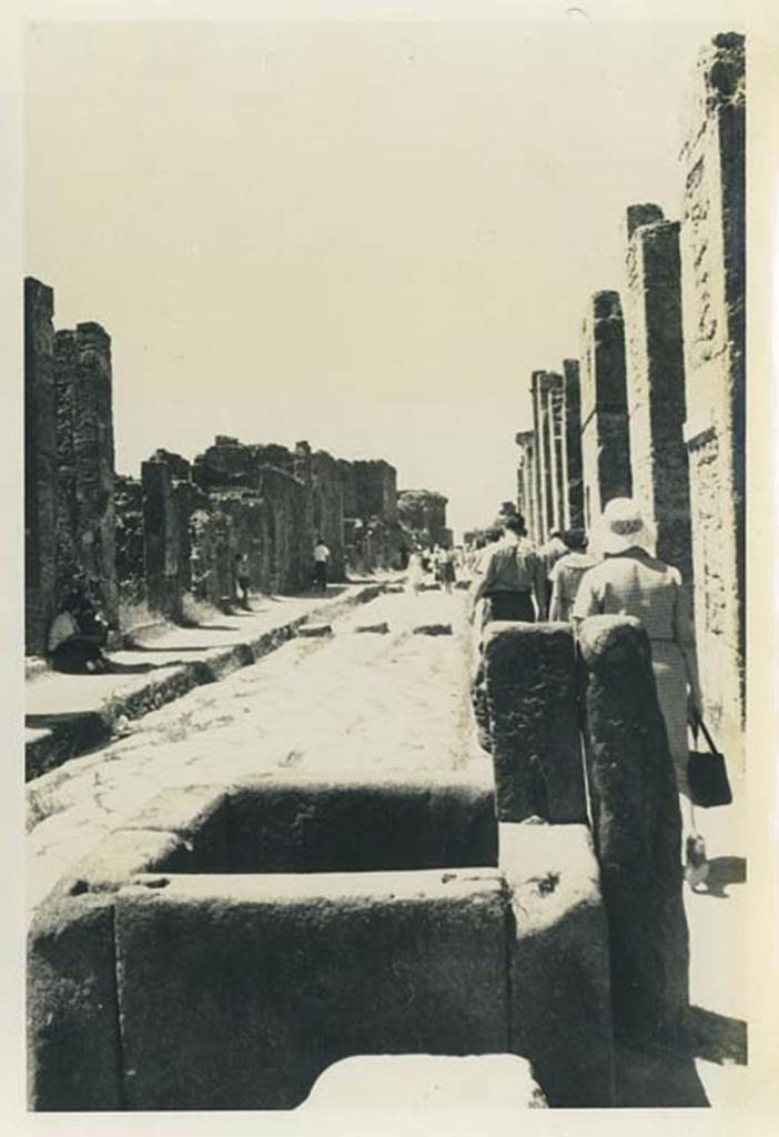 Via della Fortuna between VII.4 and VI.13. 22nd July 1961. Looking west from fountain near VI.13.7. Photo courtesy of Rick Bauer.
