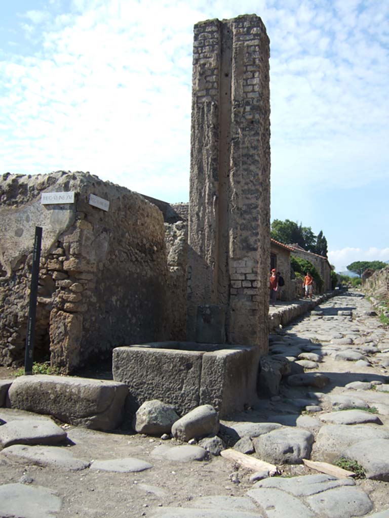 Fountain and water column between VI.16.3 and VI.16.4 on Via del Vesuvio. September 2005.
Looking north.
