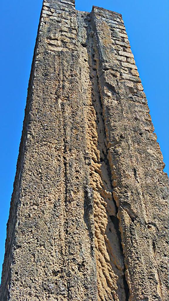Water column between VI.16.3 and VI.16.4 on Via del Vesuvio. 2015/2016.
Detail. Photo courtesy of Giuseppe Ciaramella.